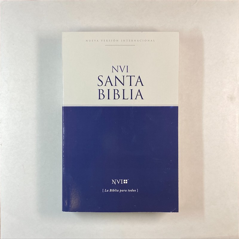 Biblia NVI Pasta suave versión económica blanco azul